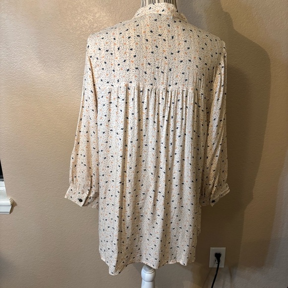 NWOT Blouse Medium Edge by Jen Rade Cream Button-Up Gold & Navy Ditzy pattern - Picture 6 of 16